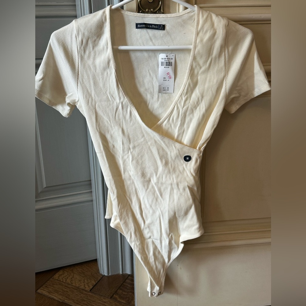 Abercrombie & Fitchburg ivory bodysuit size M NWT